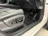 運転席 助手席はパワーシートになっております。座面や背もたれの微妙な角度調整ができ、うれしい装備のひとつです。