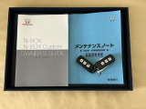 メンテナンスノート【点検整備記録簿・保証書】、取説も揃ってます。スマートキーはバッグなどにしまったままボタン操作でエンジン始動・停止やハイブリッドシステムの起動や停止ができて大変便利です