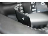 運転者がハンドルから手を離さずに、マニュアルトランスミッション車を運転しているかのように、疑似的なギアチェンジ(変速比の変更)を行うための装置です。