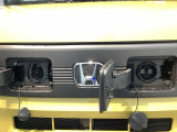 普通充電はフタを直接押し、急速充電は車内のボタンを操作して開け、あとは充電コネクターを差すだけで充電開始します。簡単な充電操作と、フタの開け方を変えることで差し間違いを防げる安心感。