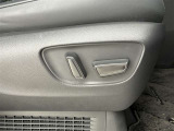 運転する時はドライビングポジションが気になりますよね。パワーシートで座席位置の微調整もしっかりできます。高級感がある装備としても人気があります。