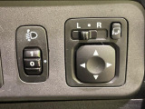 【電動格納ミラー】サイドミラーは電動格納式となっており、狭い駐車場でもキズがつくリスクを抑えられます。