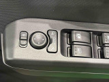キーフリー連動で施錠時に格納します。降車の直前まで後方確認ができ、閉じ忘れも防げます。