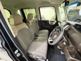 運転席は大きな座面と包み込むような背もたれが身体全体を支えます。上質なシートを採用し長時間の運転やコーナーの多い道も快適です。座ったときの頭上スペースも余裕たっぷりでロングドライブも楽チンです♪