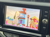後部座席のエンターテイメントに最適。停車時にテレビや動画を楽しめるので、長距離移動も快適に過ごせます。家族でのドライブにぜひ。