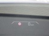 ヘッドアップディスプレイ装備です。運転時の視界に様々な情報が投影されます。