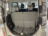 【広々トランクルーム】車体に対してスペースは広めに作ってあります。また、背もたれを倒すとより多くの荷物を乗せることができます。