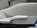 運転席はシートの高さ調整も可能です☆