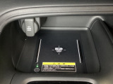 センターコンソールにはワイヤレス充電器を装備してます。Qi(チー)規格対応のスマートフォンなどを置くだけでワイヤレスで充電可能です。またスマートフォンの充電可能なUSB端子なども別途装備しています。