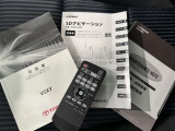 メンテナンスノート、取扱説明書ですね。 車の情報が凝縮されています。 車の整備記録が記載されている大事な物ですよ。