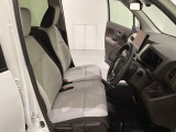 女性でも運転がしやすいように、シートの高さ調整機能(シートリフター)がついています。運転席と助手席の間が空いている為、助手席側への移動がスムーズです。交通量の多い道でも助手席側から乗り降りができます。