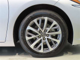 純正のアルミホイール装着車です。タイヤサイズは215/55R17です。