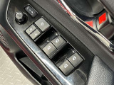 全席に電動パワーウインドウを装備。乗員それぞれが快適に操作できます。