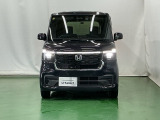 LEDヘッドライトを装備しています。LEDヘッドライトはとても明るく、雨の日や夜間走行も安全・安心です。オートライトコントロール付きで周囲の明るさに応じて自動で点灯・消灯します