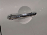 【スマートキー】車両のキーをカバンやポケットに入れたまま、お車の開閉が可能で御座います。お車の前に立ってキーを探す必要が御座いません。