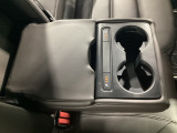 後席中央にはアームレスト兼カップホルダーを備えます。リア用のシートヒータースイッチも内蔵されております。