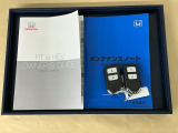 メンテナンスノート【点検整備記録簿・保証書】、取説も揃ってます。スマートキーはバッグなどにしまったままボタン操作でエンジン始動・停止やハイブリッドシステムの起動や停止ができて大変便利です