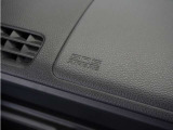 ◆助手席エアバッグ◆SRSエアバッグは、シートベルトだけでは防ぎきれない衝突時の衝撃から乗員を守るための安全装置。衝突時に瞬時に膨らみ、頭部や胸部がダッシュボードに直接衝突するのを防ぎます。