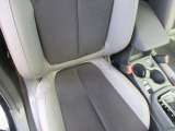 運転席シートに破れなどはございません。