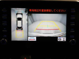 パノラミックビューモニターを装備。駐車場や交差点でクルマを真上から見るように周囲を確認できます。機能の詳細は販売店スタッフまでおたずねください。