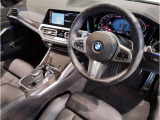BMWのステアリングはドライバーと車体が一体感に感じれるような操作性を実現しております。また、握りやすさや操作性を向上するためにスイッチ類も配置されております。