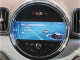 【衝突被害軽減ブレーキ】3段階で作動。1注意喚起マークが表示(視覚)。2警告音により注意喚起(聴覚)。3車両が自動でブレーキ介入。3段階により、過度な介入を控え、もしもの時には事故を軽減してくれます。