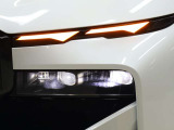 LEDヘッドライトは先進のLEDテクノロジーを採用。照射される白色光の周波性は太陽に近くバイキセノンヘッドライトを上回るコントラストでさらに明るく輝きます。