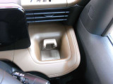 運転席窓側のカップホルダーです。助手席側にもございます。