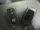 スマートキーをポケットやバッグに携帯していれば、キーを取り出すことなくドアハンドルを握り解錠、ドアハンドルのセンサーに触れるだけで施錠できます。