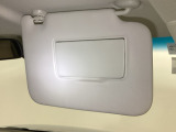 日差しをカットしながら、身だしなみもチェックできます。鏡付きサンバイザーで一石二鳥。