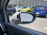 サイド アシスト プラスは、車線変更時後方の死角にいる他車の存在をインジケーターで知らせてくれます。またインジケーターに気づかずステアリングを切ると自動的にステアリングを逆方向に補正します