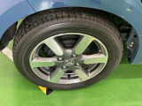 純正アルミホイールです。足元が引き立つので、車全体のイメージがアップしますよ!