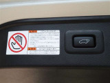 パワーバックドアを装備しています。バックドアを運転席からも開閉できます、便利ですよ。