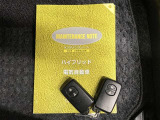カバンやポケットからキーを取り出さずにドアを施錠&解錠。クルマの始動も可能です。