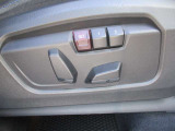 運転席メモリー付きフロント電動シート装備。
