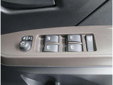 《パワーウインドウスイッチ》車の基本装備のひとつのパワーウインドウです。オート機能もあって、押し方の強弱で調整も出来ます。