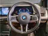 【ハンドル】ドライバーとBMW車の一体感がダイレクトに伝わるステアリングホイール。形状・太さへの拘りに加えて、操作性を高める為にスイッチ類も配置。クイックかつ安定のドライビングを体感下さい!