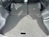 後席を倒せば広々とした荷室に。用途に合わせて使える便利なシートアレンジが可能です。