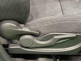 運転者の体格に合わせて運転席の座面の高さ調整ができるシートリフターが付いてます