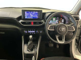 運転席周りのレイアウトをご覧ください。ナビゲーションが綺麗に装着されすっきり収まってますね!