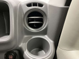 【運転席ドリンクホルダー】使いやすさに配慮したドリンクホルダー