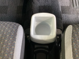 運転席/助手席どちらでも使えるカップホルダーです。