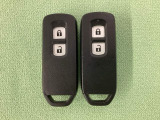 スマートキーを装備しています。鍵を差し込むことなくドアロックの開け閉めと、スタートボタン操作でのエンジンスタートができます。スペアキーも同じものを用意しております。