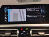 【ⅰドライブナビゲーション】文字情報も鮮明に表示する高解像度カラーディスプレイを採用。視認性に優れた地図デザインと特徴的な建造物を目印にした描写表示で現在位置を把握できます。地図データの更新も可能です