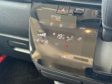 おしゃれなデザインのオートエアコン。タッチパネル式のボタンです