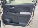 【運転席内ドア 】ミラー操作やウィンドウ開閉スイッチはドライバー目線で配置され、快適な操作性を実現!