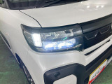 白く明るい光で夜間走行をサポートするLEDヘッドランプを搭載