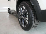 リヤタイヤの溝も十分に残っております。タイヤサイズは205/55R17となっております。