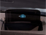 【ヘッドアップディスプレイ】現在の車速表示や目的地へのルート案内やメディア関連のリストを表示する事が可能です。視線移動を減らす事によりドライブに集中して頂けます。