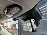 ルームランプスイッチ付近にSOSコールを装備。エアバックが展開する事故などのときには、車台番号、GPSの位置情報、乗車人数(シートベルト装着数)をMINIのサポートセンターへ通報します。